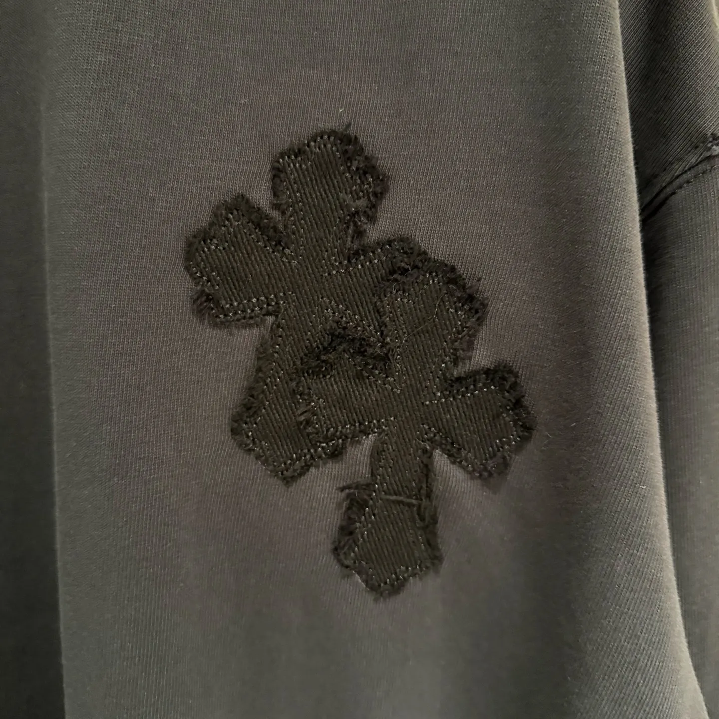 🅿️340 [Strict quality control] CH Croixin's new long-sleeved sweatshirt T-shirt. Heavy 340g double yarn fabric. Wash the whole garment twice. Frayed and torn on all four sides. Heavy fabric. The neckline is made of icy Solona. Loose fit. Deep, wide and stylish. No deformation or shrinkage. Color: 3 colors, black, white and gray. Size: M-2xl